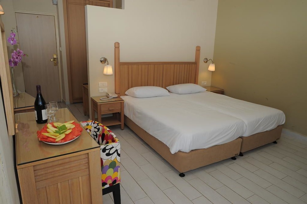 Economy Double or Twin Room, Ocean View photo 2
