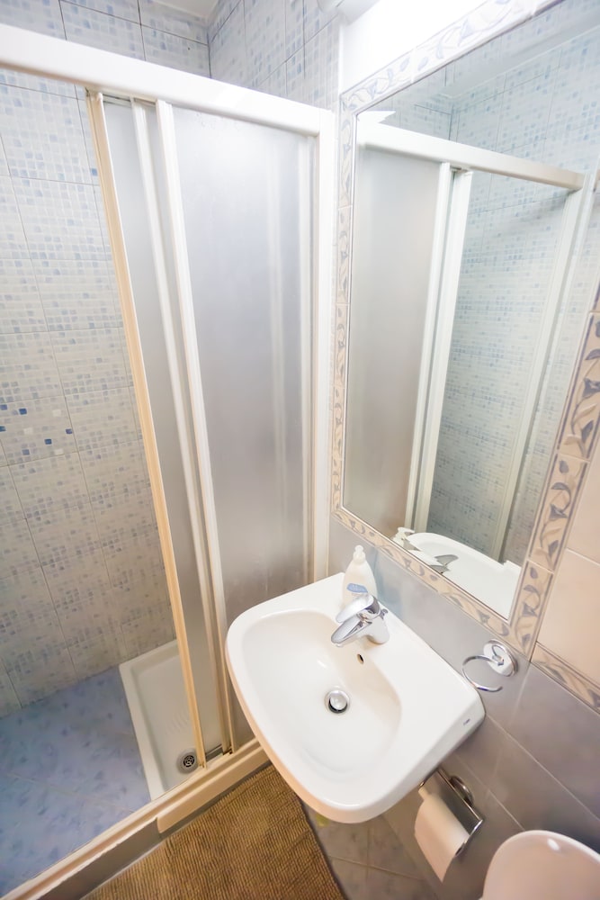 Double or Twin Room, Private Bathroom photo 2
