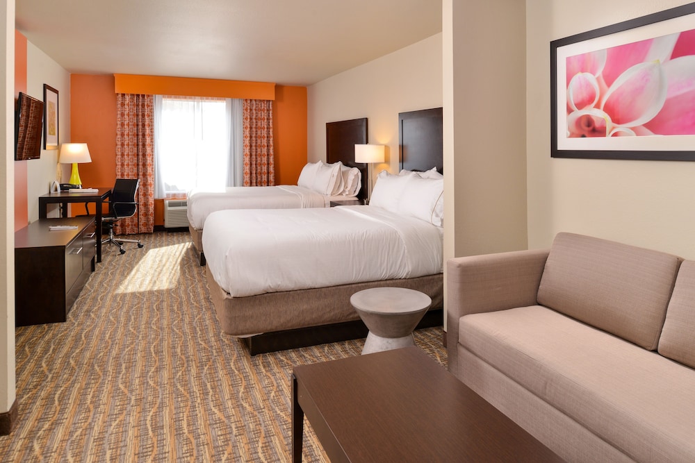 Suite, 1 King Bed, Accessible (Comm & Mobil, Accessible Tub) photo 3