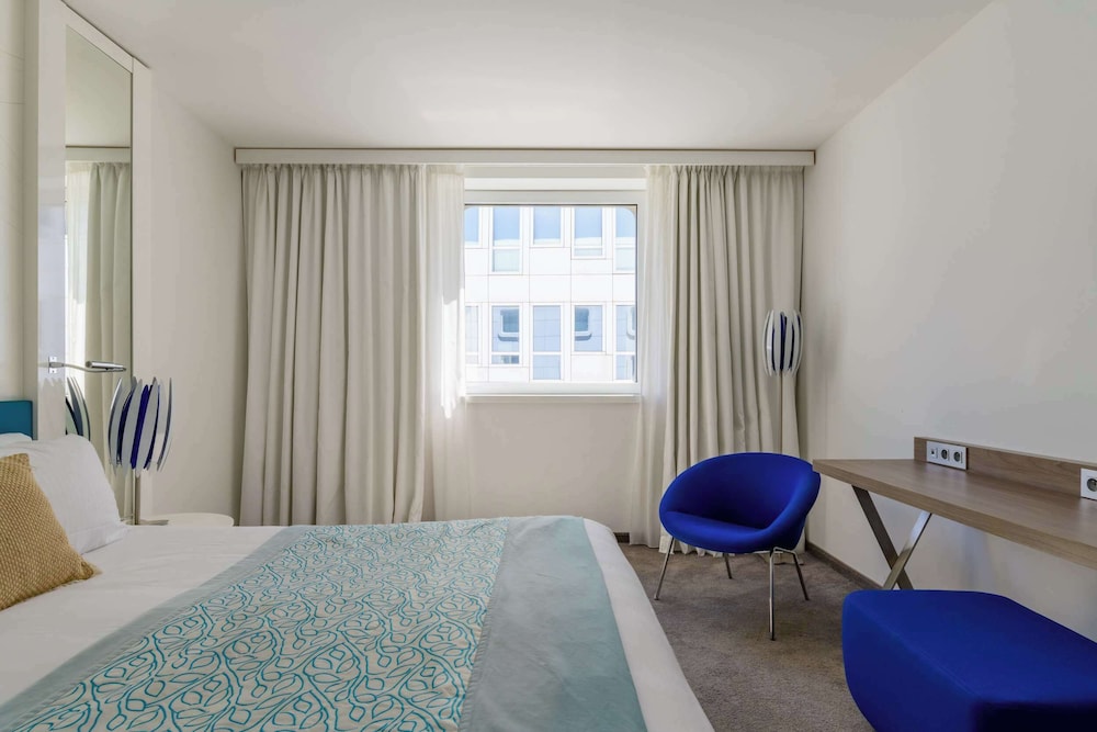 Superior Room, 1 King Bed thumbnail 5