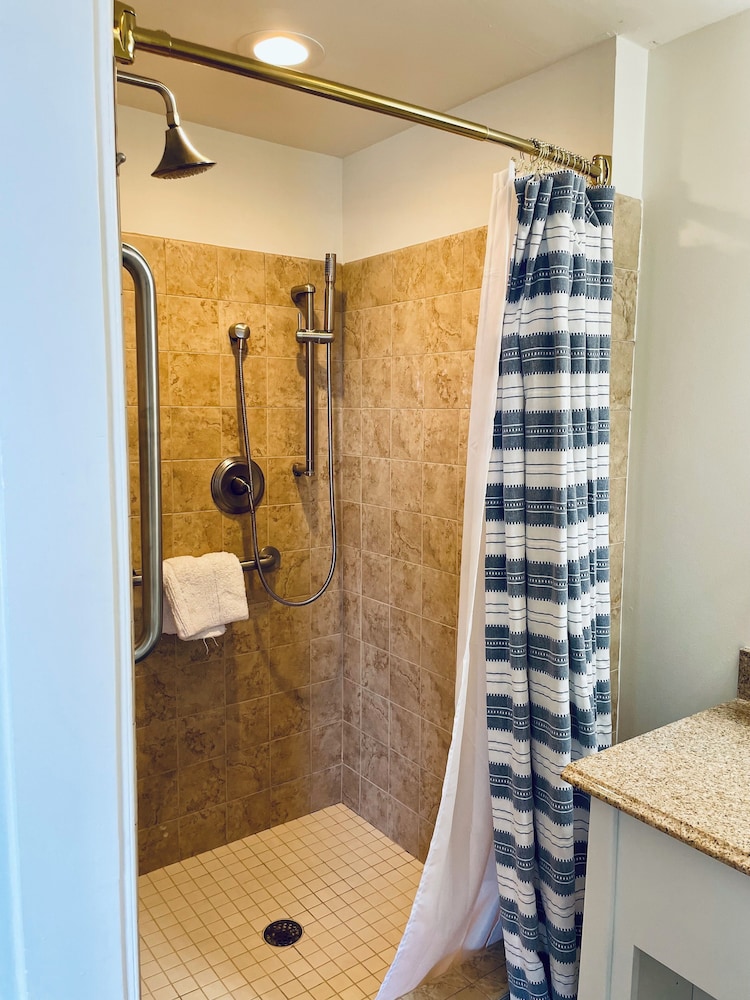 Junior Suite, 1 King Bed, Ground Floor photo 3