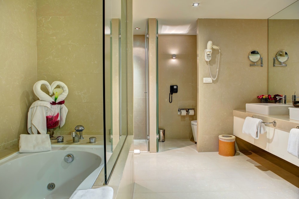Executive Suite, 1 King Bed, Balcony, Sea View