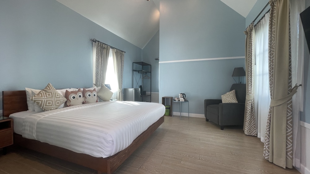 Deluxe Studio, 1 King Bed - Photo 4