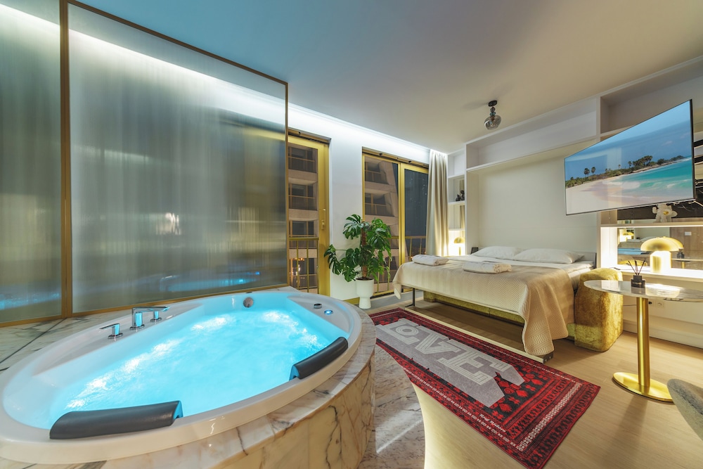 Apartment with jacuzzi photo 1