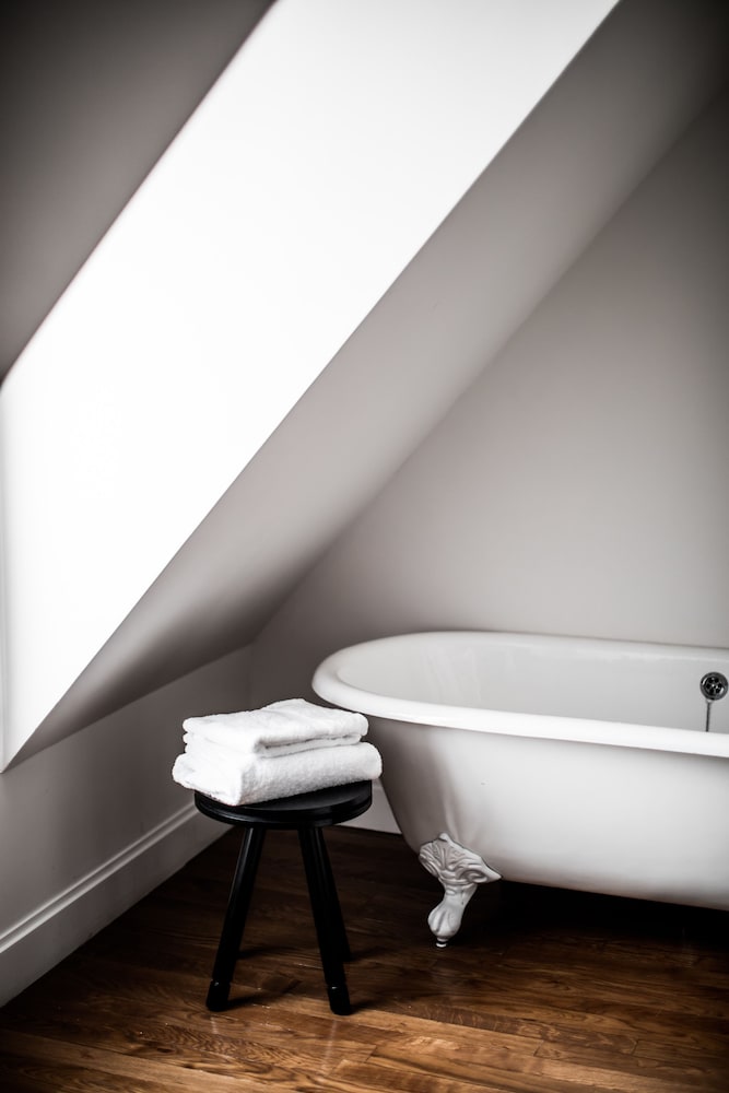 Room, 1 King Bed (Pigalle 21)