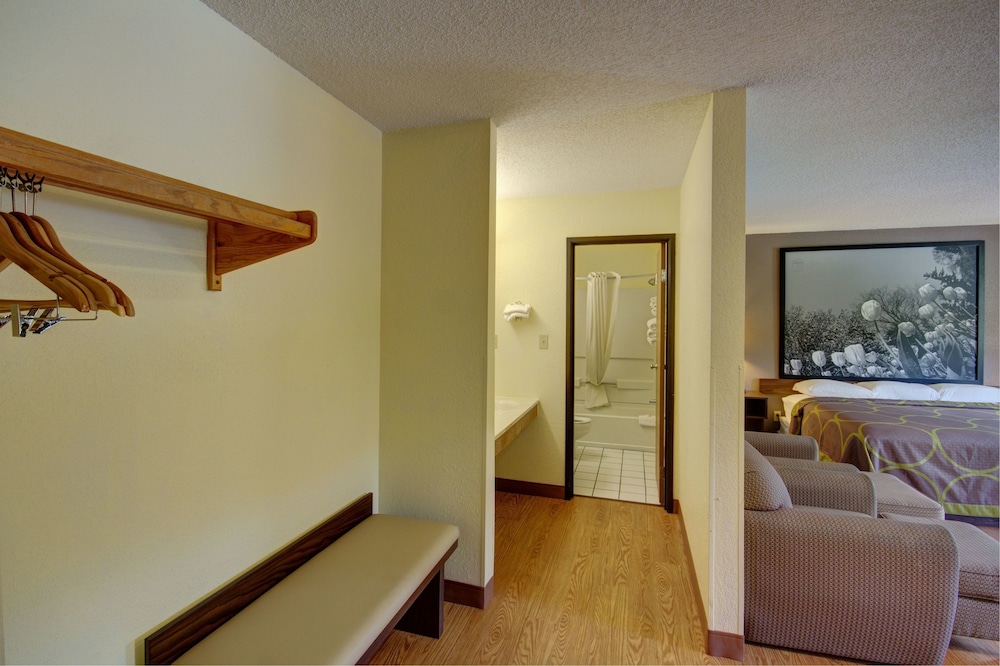 Suite, 1 King Bed, Refrigerator - Photo 5