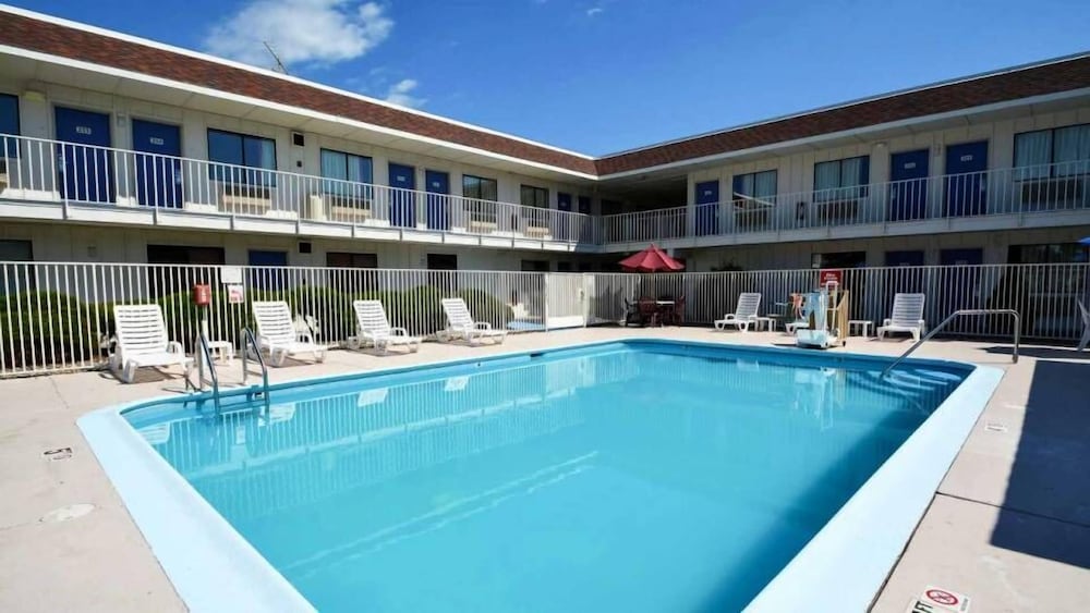 Deluxe Room, 1 Queen Bed, Refrigerator & Microwave, Pool View photo 1