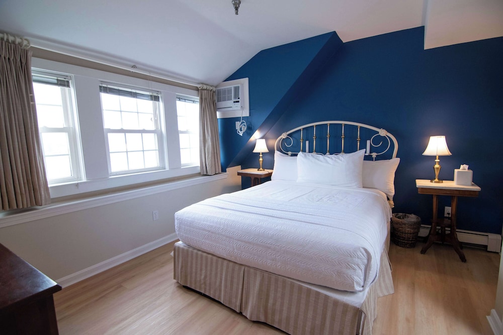 Deluxe Oceanview Queen photo 3