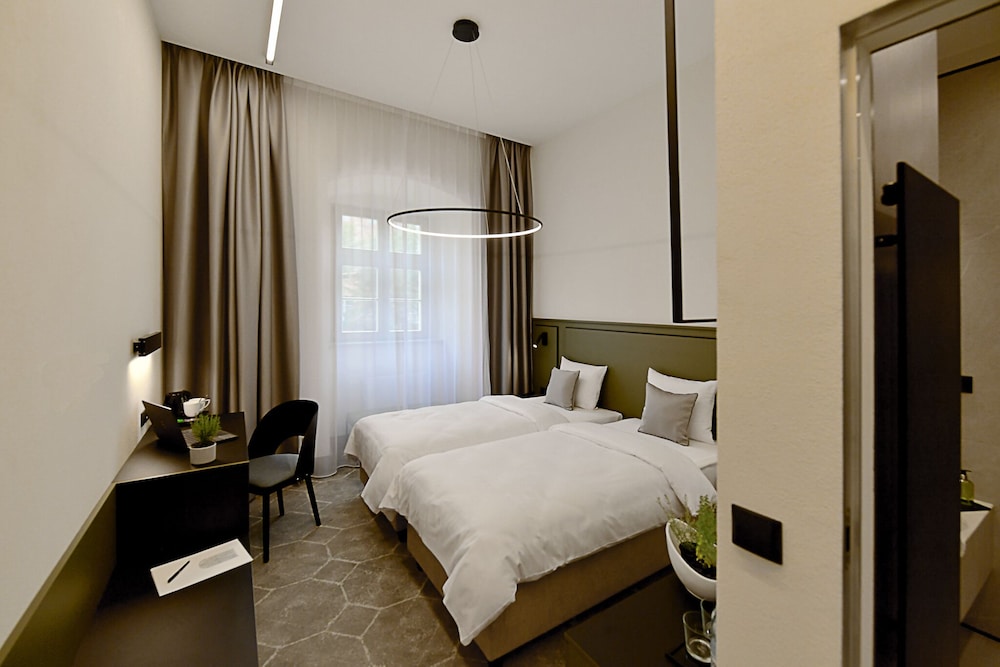 Standard Twin Room - Photo 1