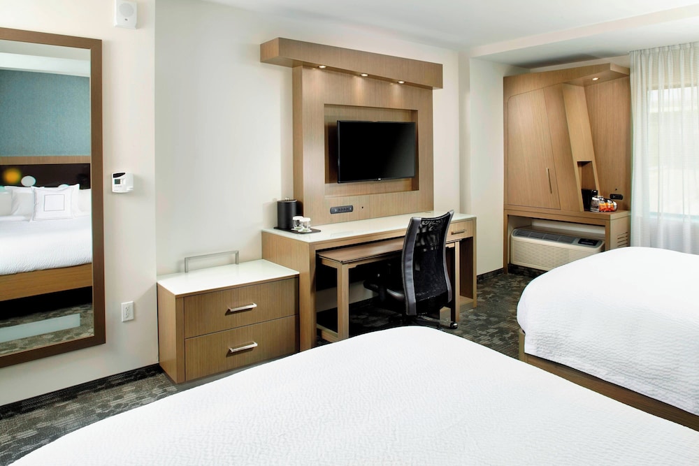 Basic Single Room, 2 Queen Beds, Accessible Bathtub (Hearing Accessible)