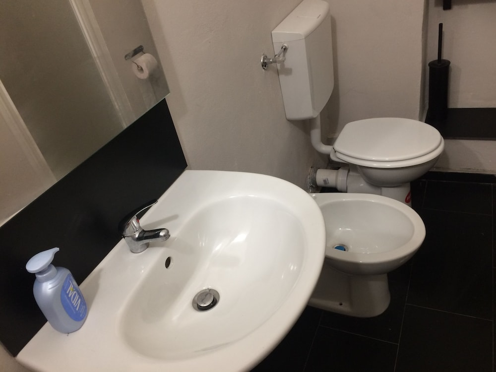 Classic Triple Room, Shared Bathroom photo 2