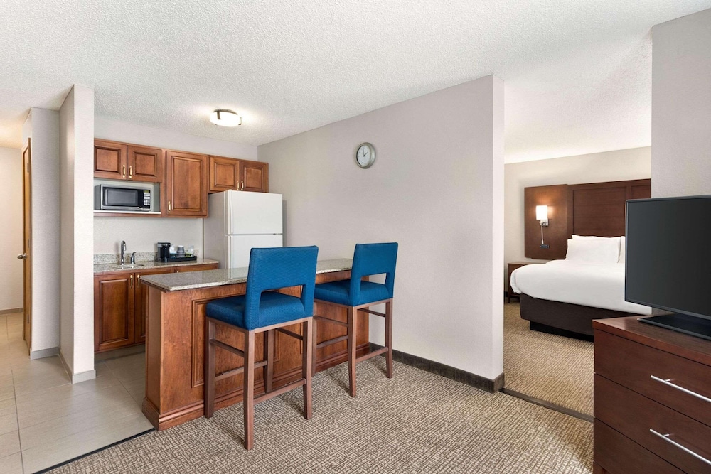 Suite, 2 Queen Beds, Non Smoking - Photo 2