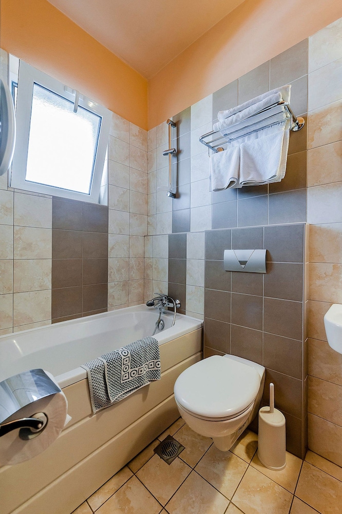 Double Room - Photo 10