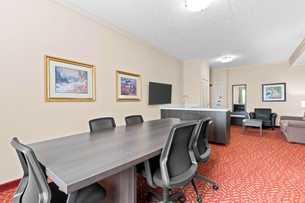 Executive Suite, 1 King Bed, Non Smoking, Kitchenette (Living Room) photo 2