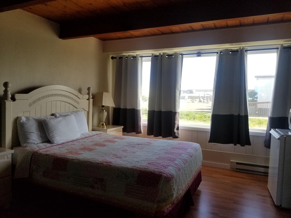 Basic Room, 1 Queen Bed, Refrigerator & Microwave photo 1