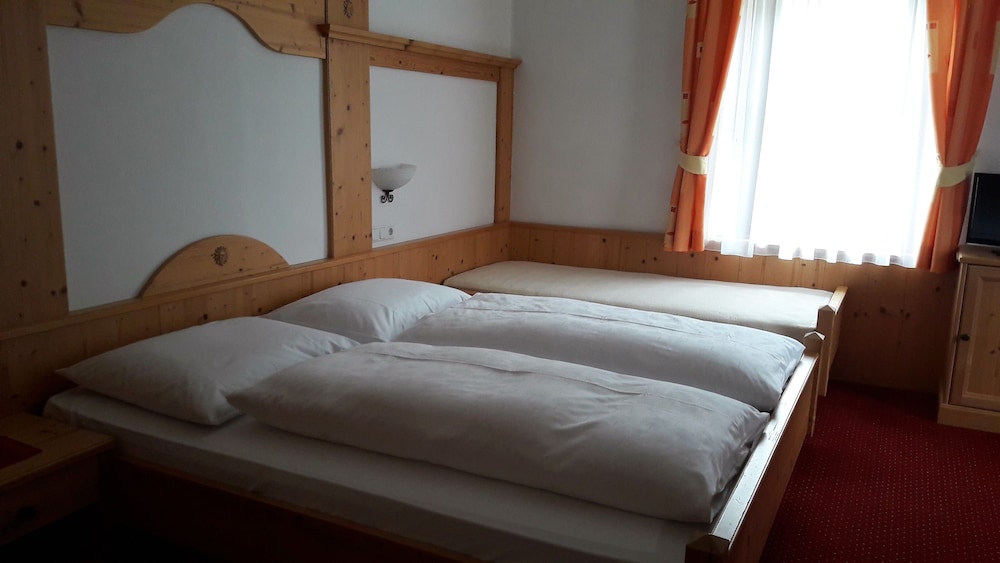 Standard Triple Room, Multiple Beds photo 1