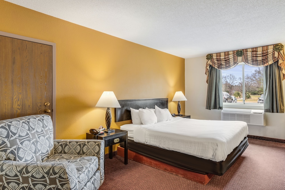 Suite, 1 King Bed, Non Smoking - Photo 3