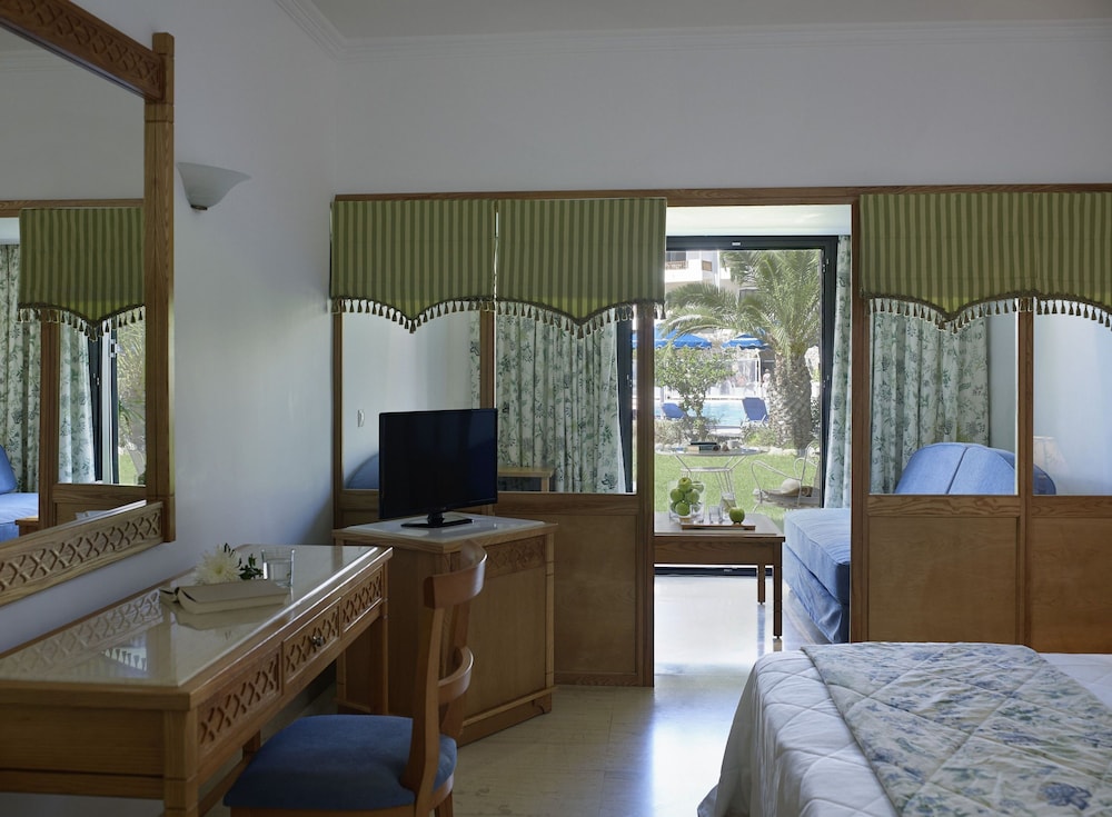 Family Room, Pool View - Photo 3