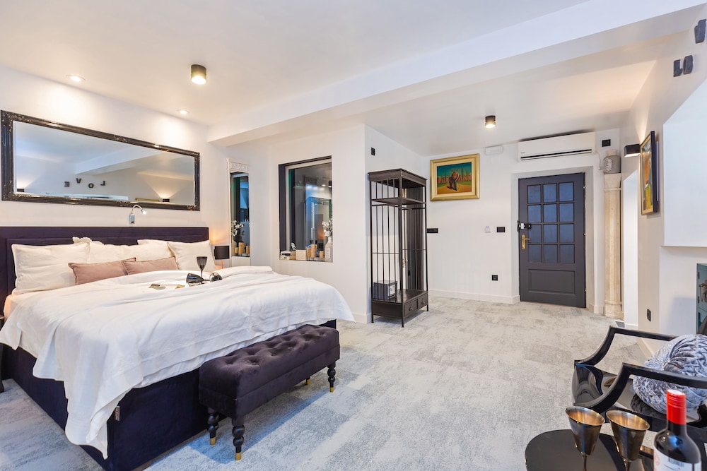 Deluxe Double Room Ground Floor (address: Zamanjina 12)