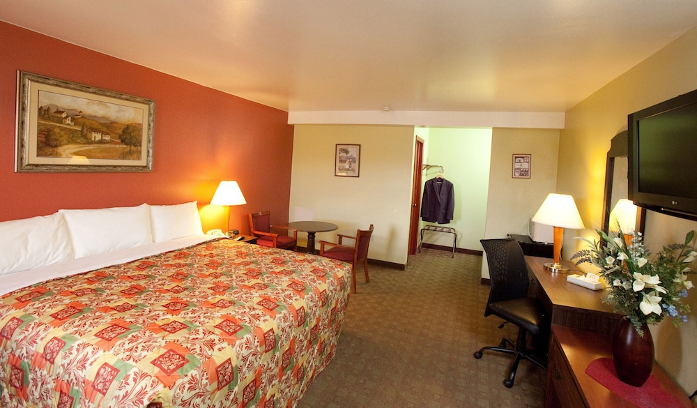 Standard Room, 2 Queen Beds - Photo 2