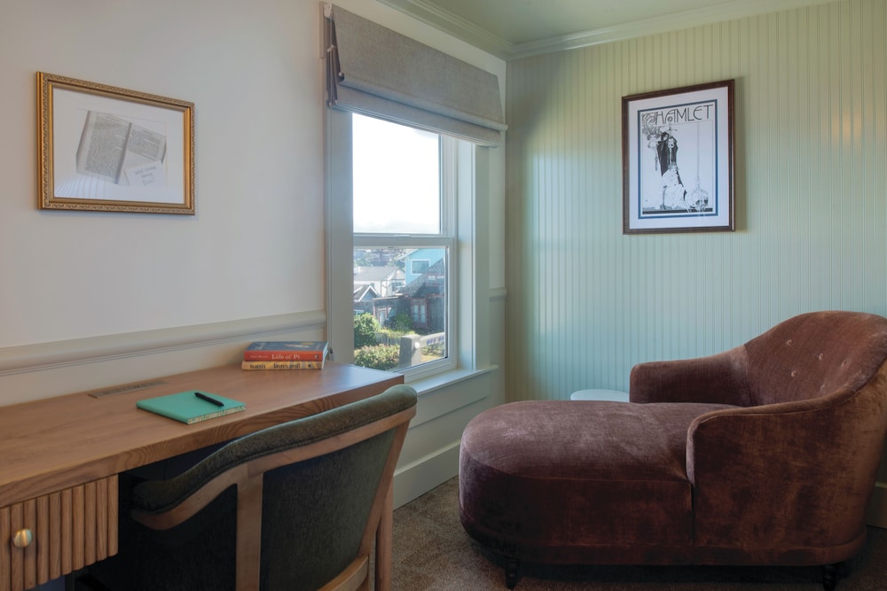 Drama - Oceanview King photo 2