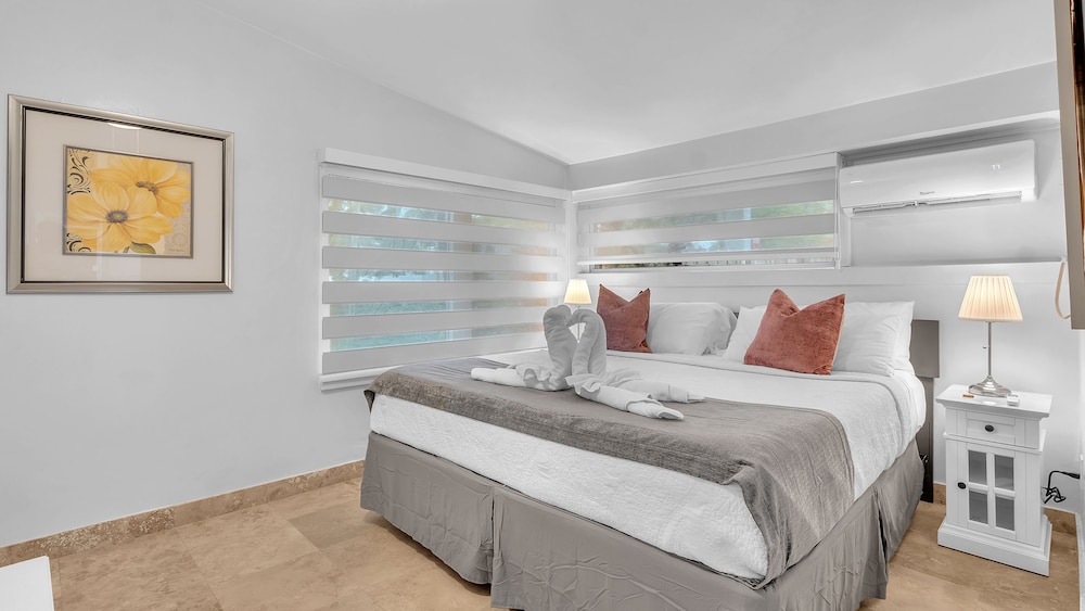 8 - Deluxe King Suite One Bedroom w/Full Couch Bed