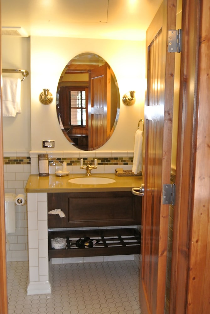 Deluxe Room, 1 King Bed photo 2