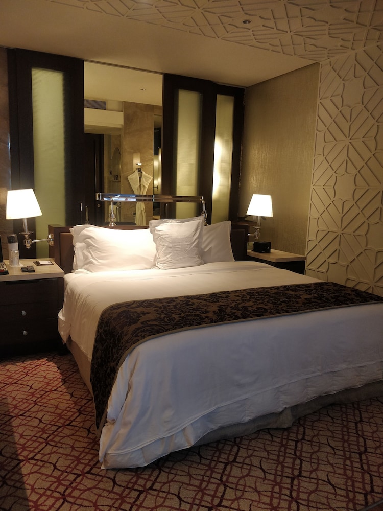 ITC One Exclusive, 1 King Bed, Lake view, Balcony photo 2