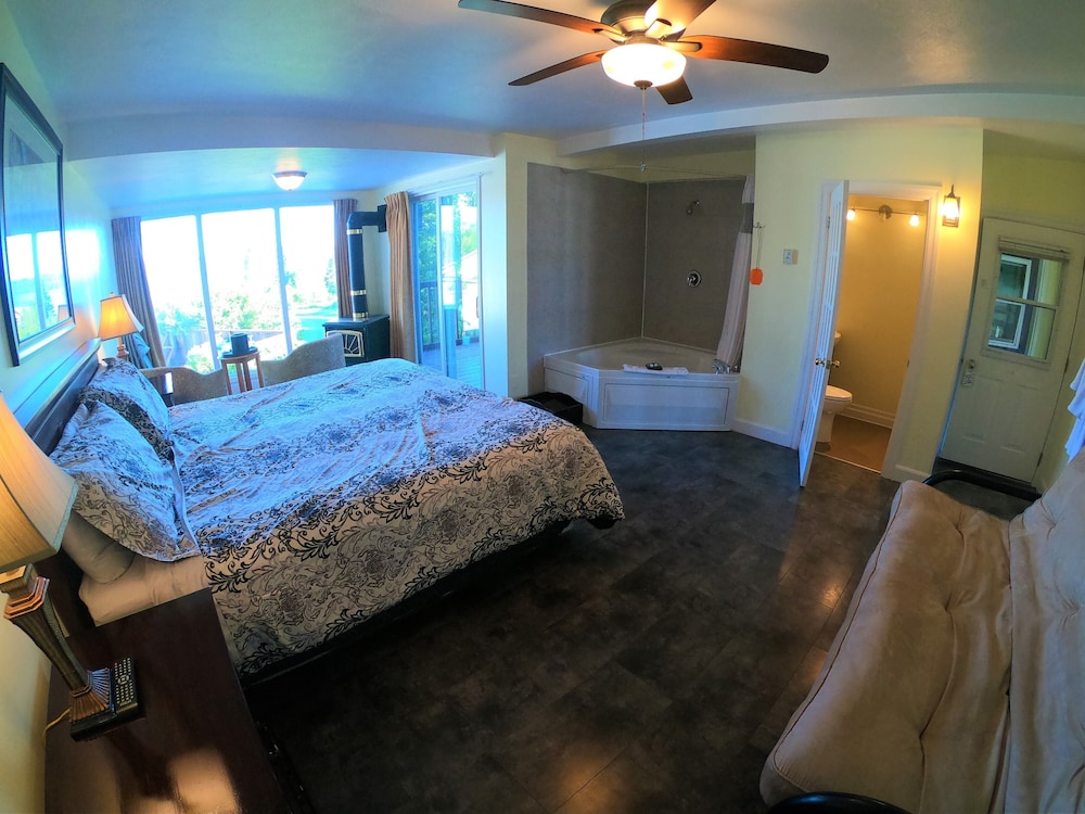 Deluxe Room, 1 King Bed, Jetted Tub, Lake View photo 2
