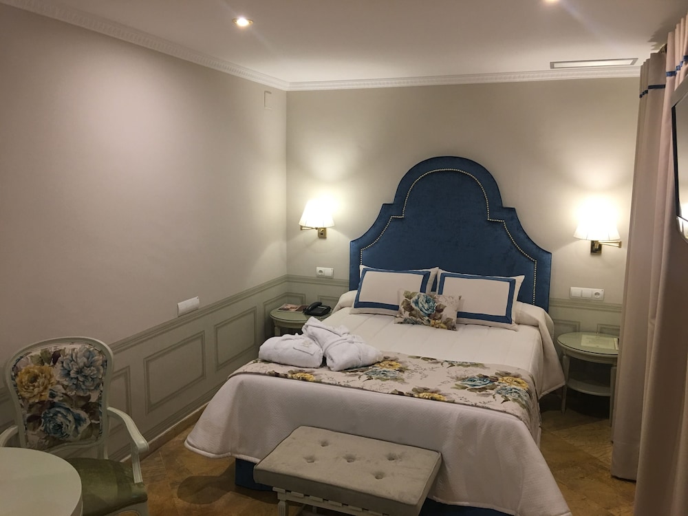 Standard Double Room - Photo 11