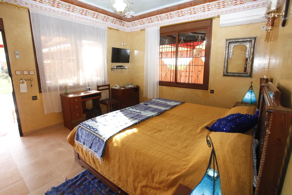 Basic Twin Room, 2 Twin Beds photo 3
