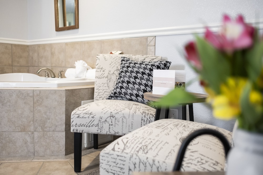 King Deluxe with Jetted tub photo 1
