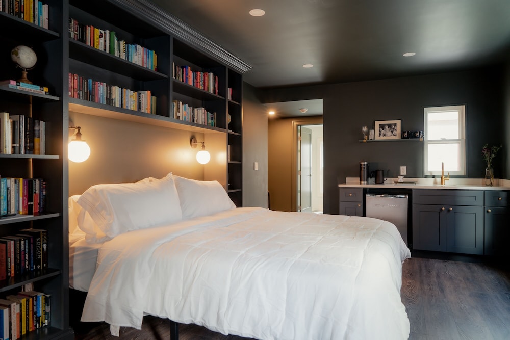 Classic Room, 1 King Bed photo 3