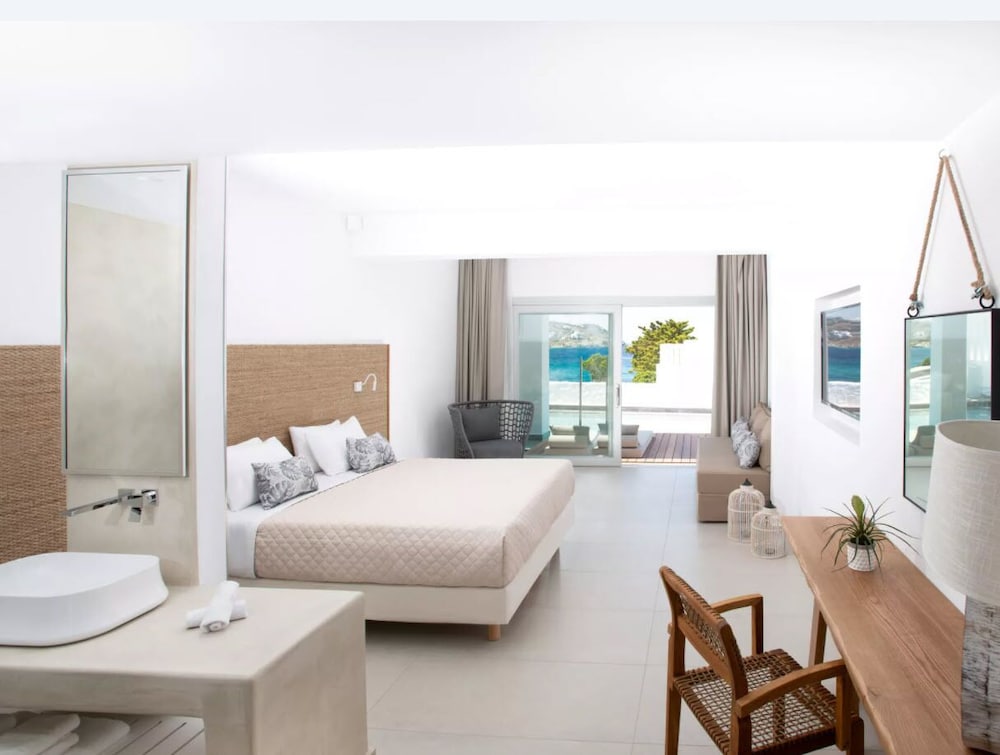 Deluxe Suite, Sea View (Shared pool) photo 1