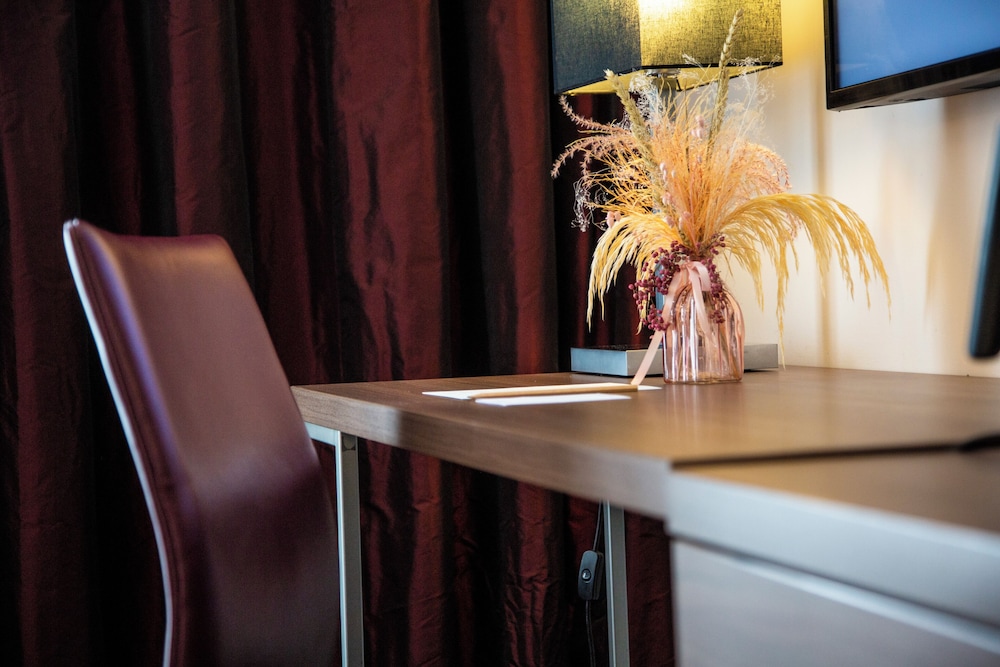 Executive Double Room (Wheelchair access) spa access photo 3