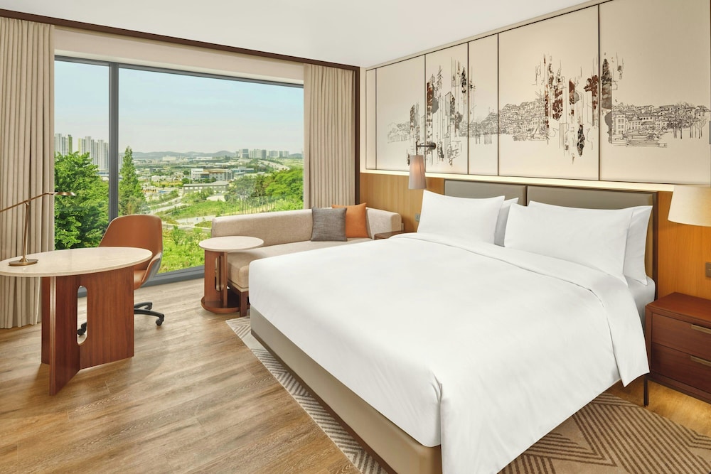 Deluxe Room, 1 King Bed, Non Smoking, Garden View