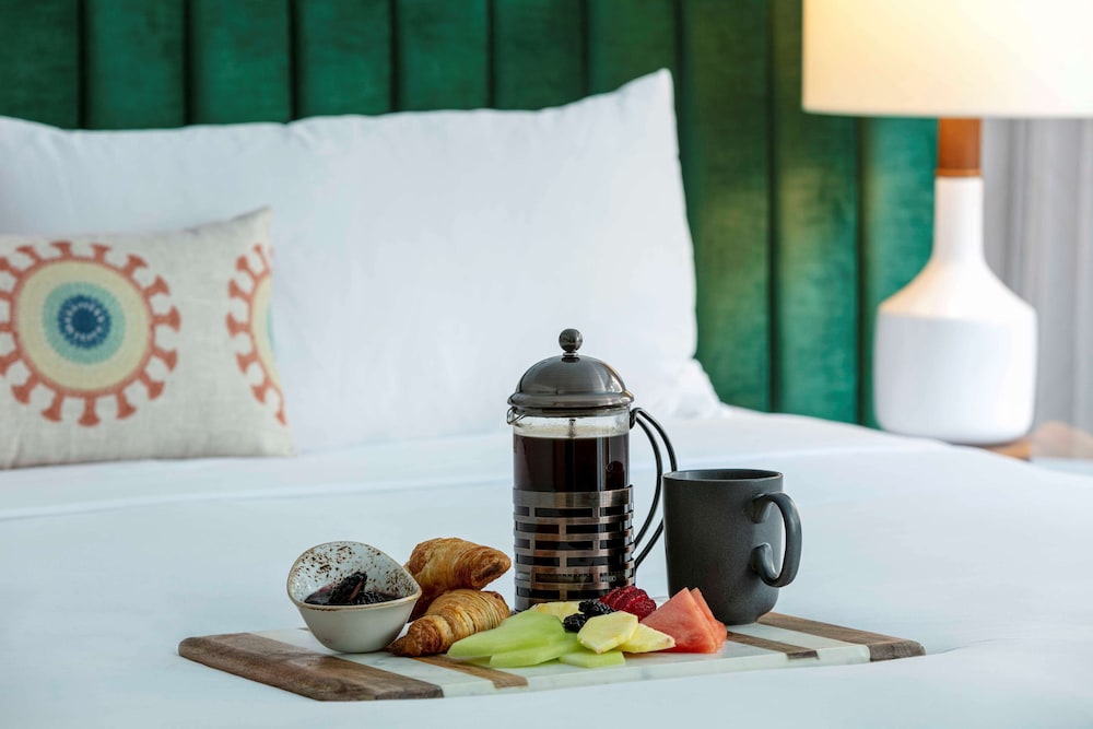 Premier Room, 1 King Bed, Accessible - Photo 4