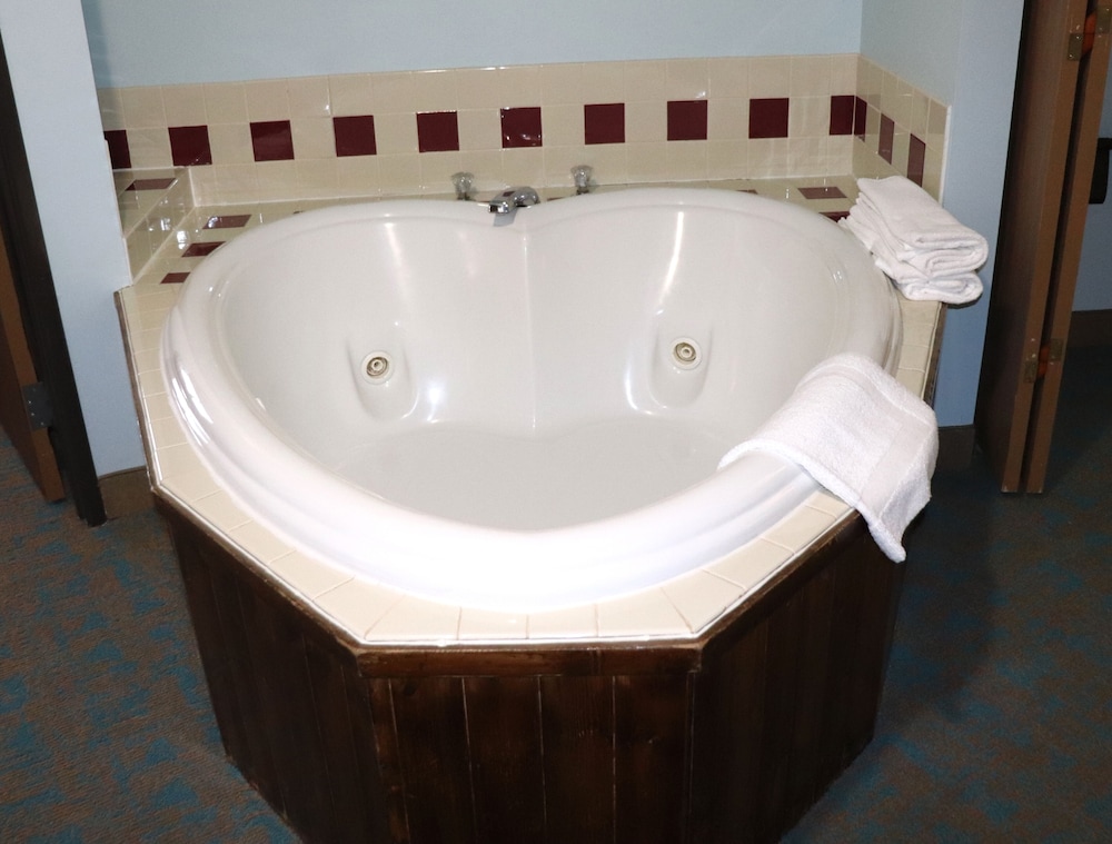 Deluxe Room, 1 King Bed (No Pets Allowed) photo 3