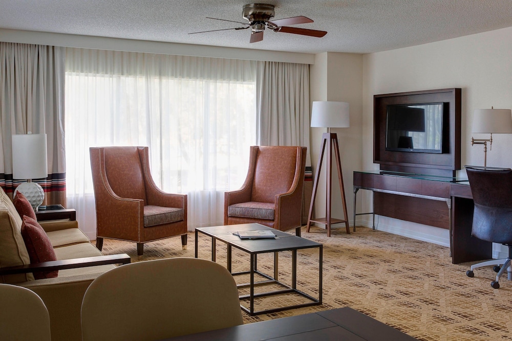 One Bedroom Suite with Balcony thumbnail 5