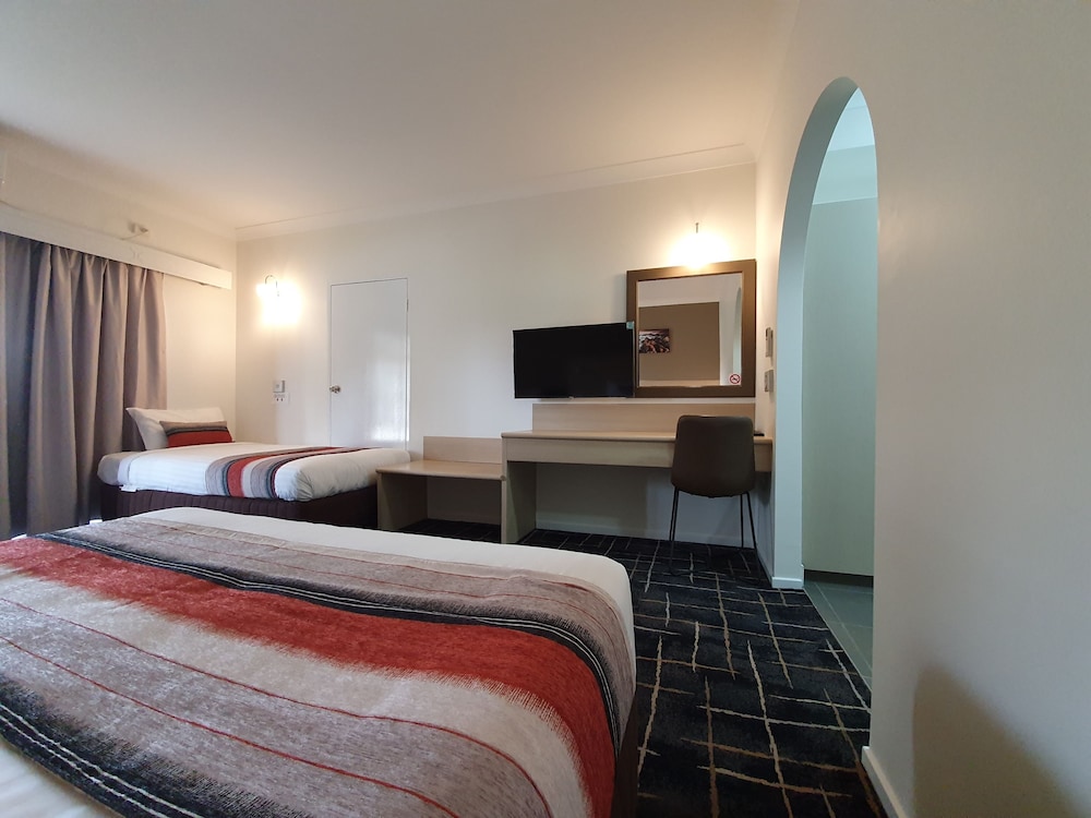 Deluxe Twin Room, Kitchenette (1 queen and 1 single bed) photo 3