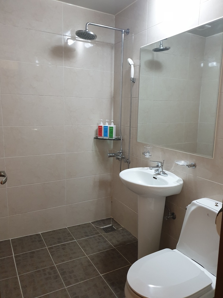 Deluxe Room (KRW10,000 surcharge for extra bedding) photo 3
