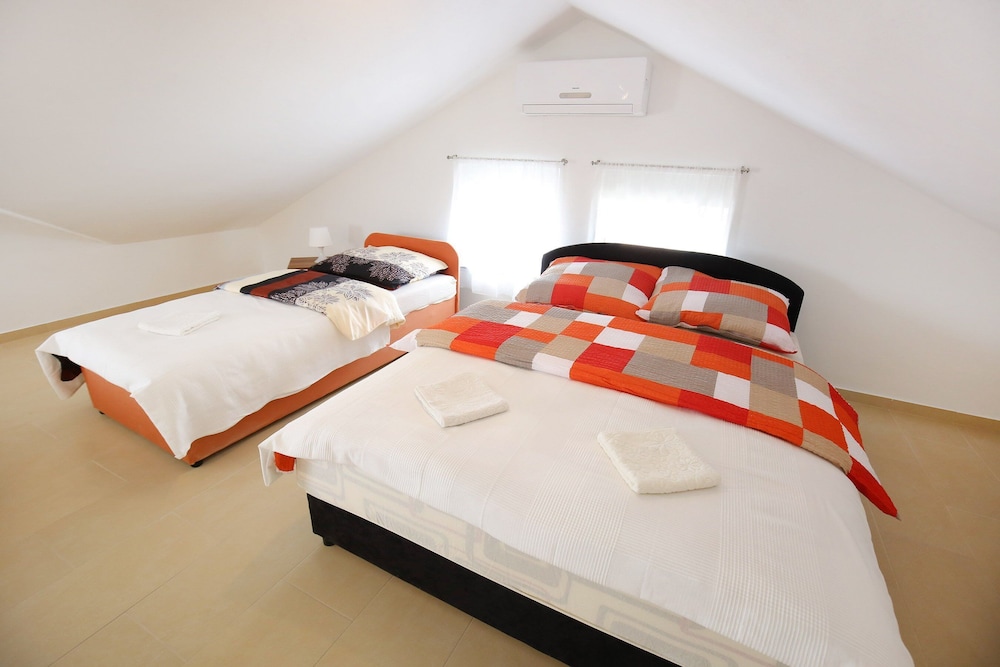 Standard Room, 2 Twin Beds - Photo 1