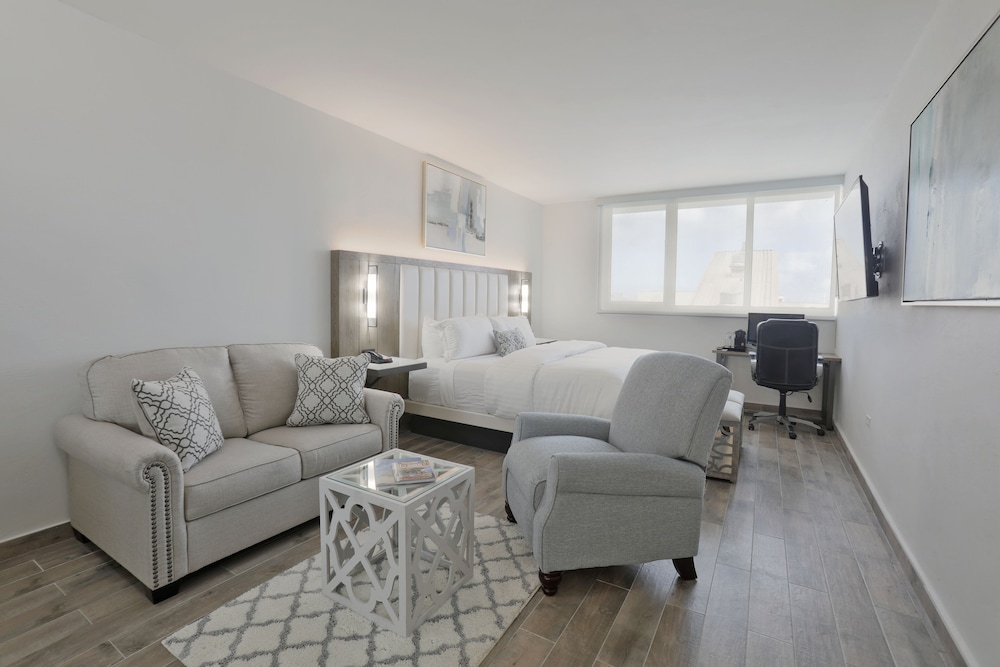 Junior Studio Suite, 1 King Bed - Photo 1