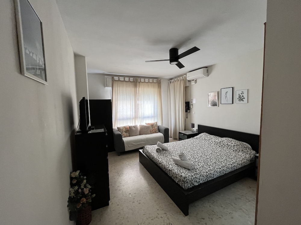 Basic Suite, Private Bathroom