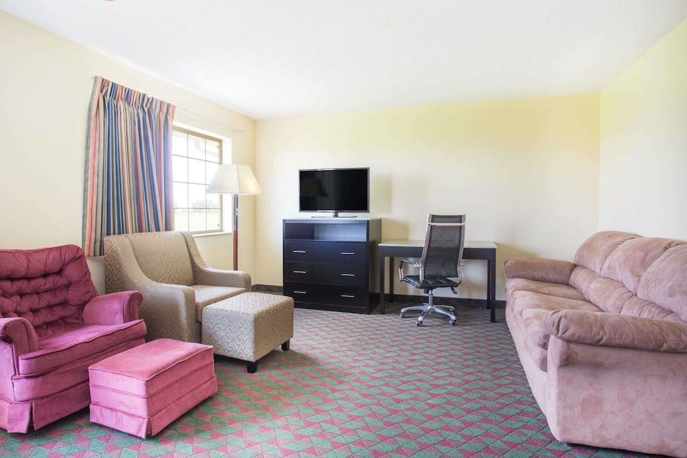 Deluxe Studio Suite, 1 Queen Bed, Non Smoking photo 1