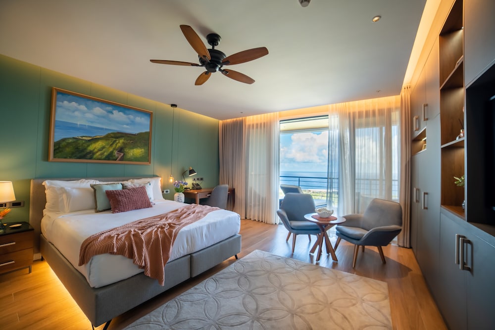 Deluxe Room, 1 King Bed, Ocean View (First Floor)