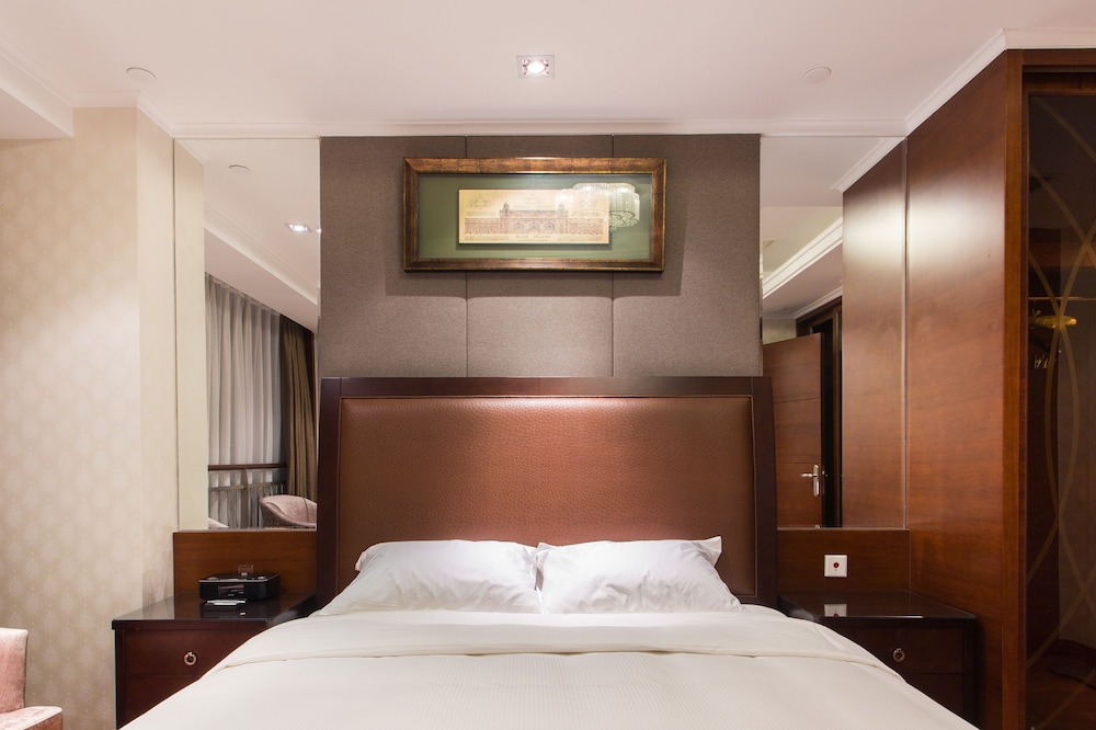 Deluxe Suite, 3 Bedrooms, City View photo 2