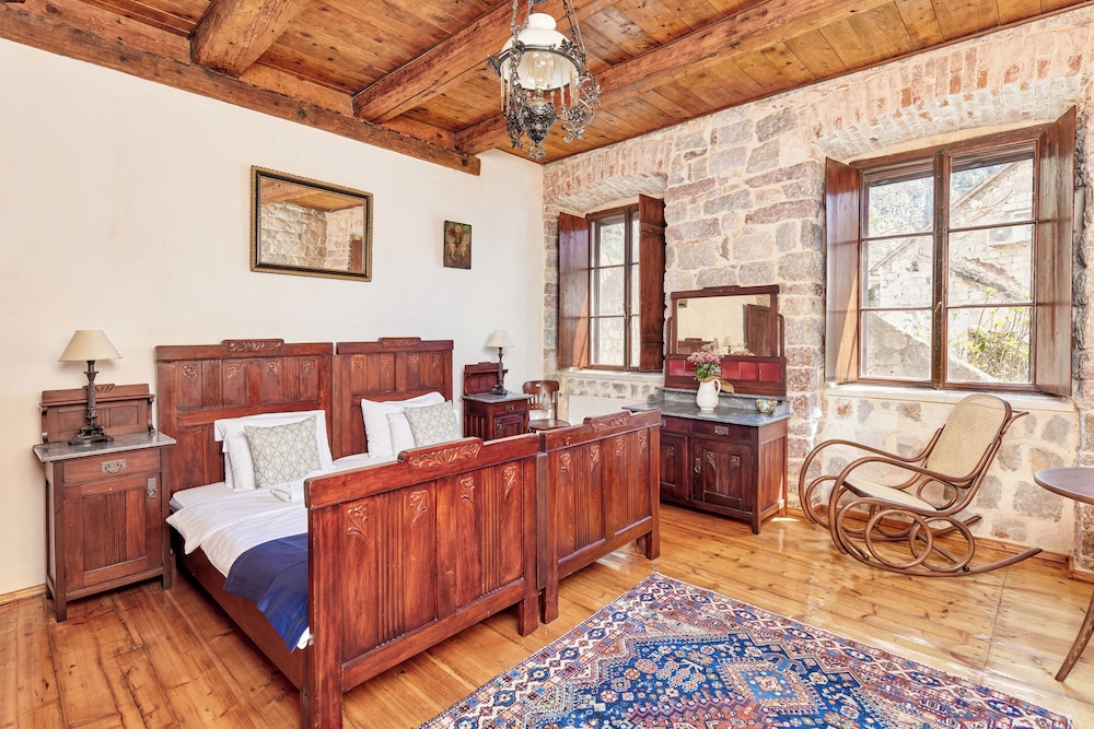 Signature Room, 1 King Bed, Shared Bathroom, City View photo 3