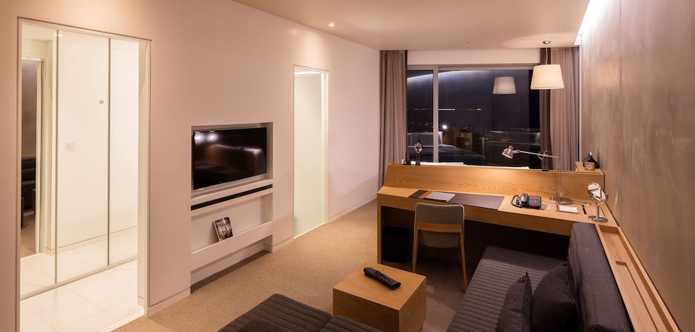 [Pool Package] Deluxe Double Room, Mountain View - All Day Pool Access for 1 Adult