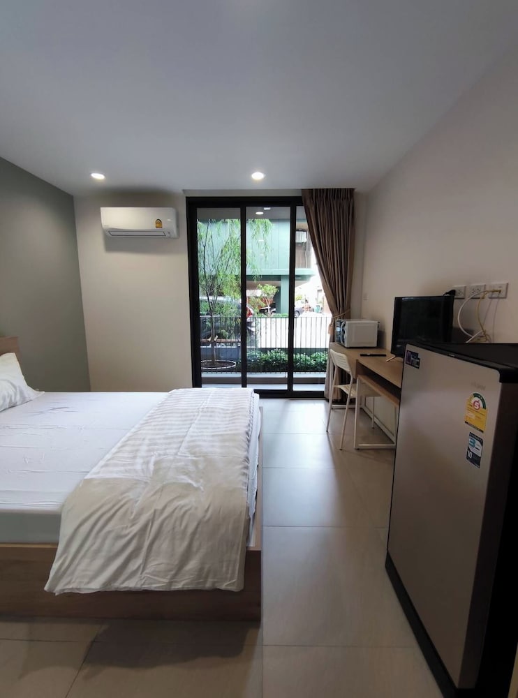 City Apartment, 1 Queen Bed, Balcony photo 1